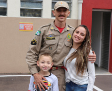 Curitiba, 22 de setembro de 2019. Chegada dos Bombeiros da Amazonia. Foto: Sd Yan, sua esposa e filho.