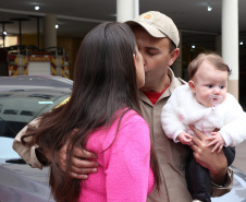 Curitiba, 22 de setembro de 2019. Chegada dos Bombeiros da Amazonia. Foto: Sgt Sidre, sua esposa e filha..