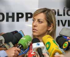 A delegada Camila Cecconelo concede entrevista coletiva nesta quarta-feira (25), para falar sobre o interrogatório do suspeito pelo homicídio da menina Rachel Genofre. A Polícia Civil do Paraná interrogou o suspeito nesta terça-feira (24), em Sorocaba, onde está preso. Foto: Geraldo BUbniak/AEN