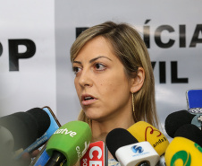 A delegada Camila Cecconelo concede entrevista coletiva nesta quarta-feira (25), para falar sobre o interrogatório do suspeito pelo homicídio da menina Rachel Genofre. A Polícia Civil do Paraná interrogou o suspeito nesta terça-feira (24), em Sorocaba, onde está preso. Foto: Geraldo BUbniak/AEN
