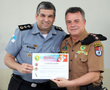 São José dos Pinhais, 04 de outubro de 2019. Formatura do XVII Curos de Capacitação de Educador Social. Foto: Maj PM Antonio Luiz Pereira Lima, da PMERJ, recebe certificado de reconhecimento do Ten-Cel. Mario Jorge Alves Lopes, Comandante do BPEC.