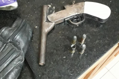  Homem é encaminhado para a delegacia por porte ilegal de arma de fogo e denúncia de violência doméstica, na RMC 