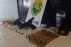  Após denúncia, PM prende homem e apreende mais de 1,4 quilos de drogas e armas em Curitiba 