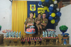 Policiais militares fazem surpresa durante aniversário em Cianorte, no Noroeste do estado