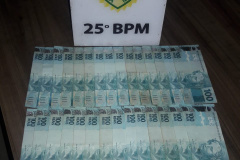 PM apreende carreta com 800 caixas de cigarros contrabandeados em Umuarama (PR)