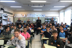 Integrantes do Em Frente Brasil falam sobre projeto a alunos de São José dos Pinhais