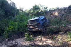  PM encontra carro capotado com mais de 100 quilos de maconha em Campo Largo, na RMC 