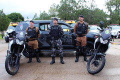 PMs de folga resgatam homem que caiu com carro em rio na divisa entre Paraná e Santa Catarina