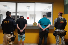 Policiais atuantes no projeto-piloto "Em Frente Brasil" prendem dupla e apreende sete tabletes de maconha em São José dos Pinhais, na RMC