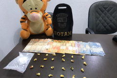 PM de Maringá apreende drogas e encaminha envolvidos à delegacia