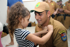 Policiais militares promovidos recebem novas divisas em Matinhos (PR)