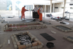 O Departamento Penitenciário do Paraná (Depen) assinou dois convênios com empresas privadas para empregar 36 detentos da Penitenciária Central do Estado – Unidade de Progressão (PCE-UP), localizada em Piraquara, na Região Metropolitana de Curitiba (RMC). Há cerca de um mês, tapetes higiênicos para cães e capachos estão sendo fabricados com mão de obra carcerária. A unidade também recebeu diversas melhorias estruturais, como pavimentação e novos espaços construídos pelos detentos.