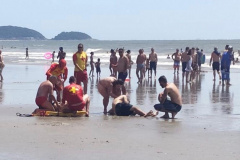 Bombeiros e tripulação do BPMOA salvam três pessoas que se afogaram em Guaratuba (PR)