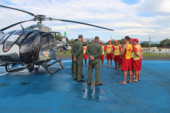 Céu e mar: Em conjunto, Corpo de Bombeiros e BPMOA fazem treinamento de guarda-vidas com apoio de aeronave em Matinhos