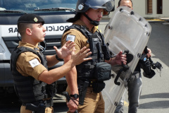 PM se reúne com 70 crianças da Colônia de Férias SESC para explicar práticas de segurança, em Curitiba (PR)