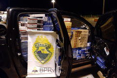 Cerca de 20 mil maços de cigarros contrabandeados são apreendidos pela Polícia Rodoviária, em Cascavel (PR)