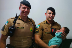 Policiais militares encaminham gestante que entrou em trabalho de parto em Curitiba (PR)