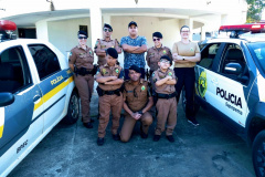  Policiais fazem surpresa para garoto que admira a Polícia Militar em Sapopema, nos Campos Gerais 