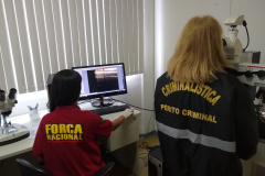 Peritos criminais do Instituto de Criminalística do Paraná e da Força Nacional de segurança fazem confronto balístico para o Programa Em Frente Brasil