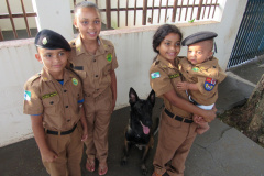 Policiais militares presenteiam crianças com uniformes da PM em Jussara (PR)