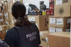 A Polícia Civil do Paraná (PCPR) prendeu um homem, de 30 anos, suspeito de comercializar medicamentos e anabolizantes de venda proibida no Brasil. Cerca de R$ 10 mil em produtos foram apreendidos durante buscas em sua residência e loja de suplementos, situado no bairro Boa Vista, em Curitiba. A ação aconteceu no final da tarde de quarta-feira (19).  A PCPR chegou até o suspeito após uma denúncia anônima recebia no final do ano de 2019. A princípio, o relato era sobre venda ilegal de medicamentos. No decorre