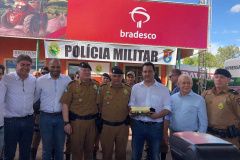 Governador do estado recebe homenagem do Comandante do 6º Batalhão durante o Show Rural em Cascavel