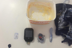 Agentes penitenciários encontram smartwatch em fundo falso de pote de margarina