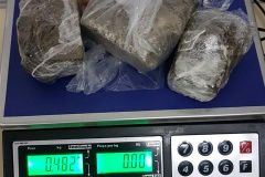 Agentes penitenciários do Setor de Operações Especiais (SOE) e do do Grupo de Segurança Interna (GSI) de Maringá prenderam um homem que estava arremessando ilícitos para dentro da Casa de Custódia de Maringá (CCM). O caso, ocorrido na madrugada desta segunda-feira (09/03), resultou na apreensão de maconha, fumo, celulares e um carregador.