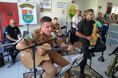  Policiais militares homenageiam mulheres com música em Apucarana (PR), no Norte do estado 