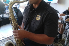  Policiais militares homenageiam mulheres com música em Apucarana (PR), no Norte do estado 