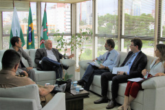 Estiveram presentes na reunião o secretário da Segurança Pública, coronel Romulo Marinho Soares; o deputado federal José Carlos Schiavinato; o diretor da Polícia Científica do Paraná, Luiz Rodrigo Grochocki; o assessor militar da SESP, coronel Erich Osternack; o assessor civil da SESP, delegado Vinicius de Carvalho; o assessor científico da SESP, Eduardo Cabrera e o coordenador do Escritório de Projetos da SESP, Roberto Canto.