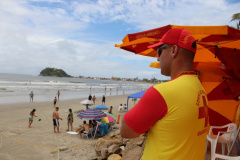 Bombeiros resgatam homem que foi arrastado pelo mar em Pontal do Paraná (PR)