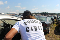 Polícia Civil e Vigilância Sanitária fazem ação contra a dengue no pátio de veículos apreendidos, em São José dos Pinhais