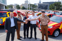 O governador Carlos Massa Ratinho Junior entregou nesta quarta-feira (18) 200 novas viaturas para as forças de segurança pública. O investimento de R$ 33 milhões contempla a Polícia Militar, a Polícia Civil e o Corpo de Bombeiros. A entrega é parte de um amplo pacote de novos veículos para a renovação da frota estadual e tem como intuito primordial combater a violência e agilizar os serviços administrativos. Nesse momento, no entanto, os veículos vão apoiar ações em conjunto com a sociedade civil para conte