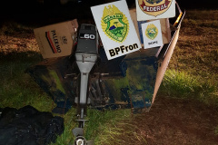  Barco com R$ 70 mil em cigarros e mercadorias é apreendido durante a Operação Hórus em porto clandestino do Oeste do estado 