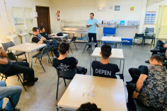 Cerca de 20 servidores da Penitenciaria Estadual de Cruzeiro do Oeste (PECO) participaram de projeto de capelania voltado exclusivamente aos servidores da unidade, promovido pela Igreja Presbiteriana do Brasil, em parceria com o Departamento Penitenciário do Paraná (Depen).  A reunião, que ocorreu na última sexta-feira (28/02), no saguão da PECO, tem o objetivo de dar um suporte aos funcionários do Depen, que trabalham diariamente sob pressão.