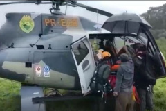 BPMOA usa rapel para que médico e tripulante resgatasse homem no Salto dos Macacos, em Morretes