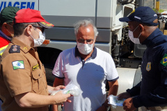 Caminhoneiros recebem marmitas e kits de primeiros socorros em ação integrada entre as Polícias Rodoviárias Estadual e Federal