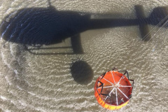 Em ação conjunta, helicóptero da PM e equipes do Corpo de Bombeiros combatem incêndio em Guaratuba (PR)