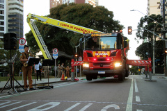  Bombeiros e Banda de Música da PM levam música a moradores em Curitiba 
