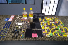 Agentes penitenciários de Cascavel evitam entrada de 17 celulares e drogas em unidades prisionais