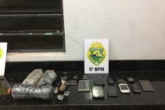 PM apreende maconha e celulares que seriam lançados dentro da Penitenciária Estadual de Londrina