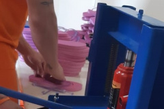  Detentos da unidade prisional de Castro produzem chinelos