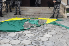 BOPE resgata parte da Bandeira Nacional vandalizada durante ato público em Curitiba; adolescente é apreendido