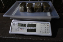 SOE apreende adolescentes que tentavam arremessar 605 gramas de maconha e 23 celulares em unidade penal de Foz