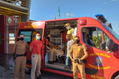 Policiais militares amparam mulher em trabalho de parto em Pinhais