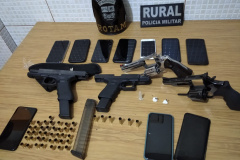  No Centro-Oeste do estado, PM apreende armas de fogo e encaminha 10 pessoas durante festa clandestina em chácara 