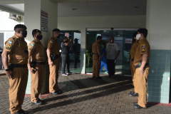 Soldado da PM ferido ao abordar suspeitos em posto de combustíveis recebe alta do hospital e é homenageado em Foz do Iguaçu