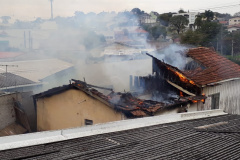 Equipe do BPTran encontra casa em chama durante patrulhamento no bairro Uberaba em Curitiba
