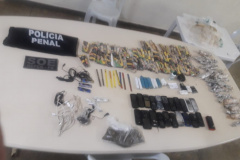 Em Foz do Iguaçu, agentes penitenciários impedem arremesso de 30 celulares e drogas